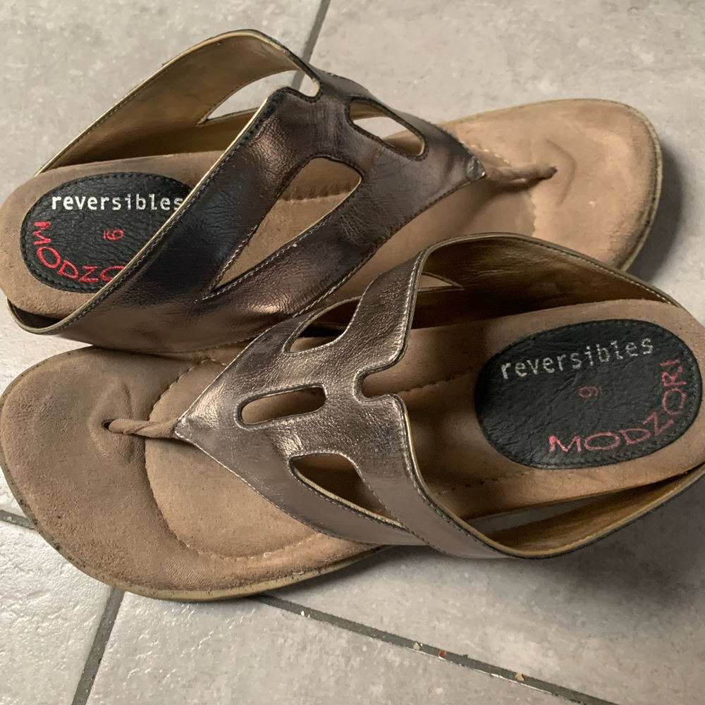 PAIR OF MODZORI REVERSIBLE SANDALS. SIZE 9